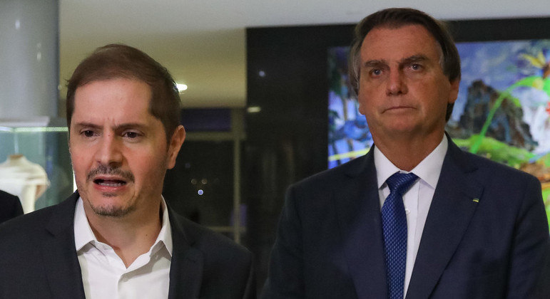 O advogado-geral da União, Bruno Bianco e o presidente da República, Jair Bolsonaro