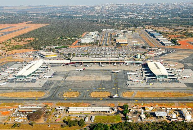 O aeroporto de Brasília tambem é o primeiro aeroporto da América do Sul a operar com pistas simultâneas