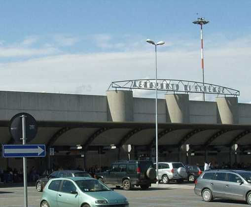 O aeroporto de Florença (Firenze em italiano) planeja ser o primeiro a abrigar um vinhedo no telhado do terminal de passageiros. 