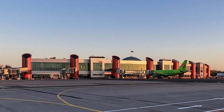 O Aeroporto de Khrabrovo (KGD), inaugurado em 8 de outubro de 1945, é o localizado na região mais ocidental do país.