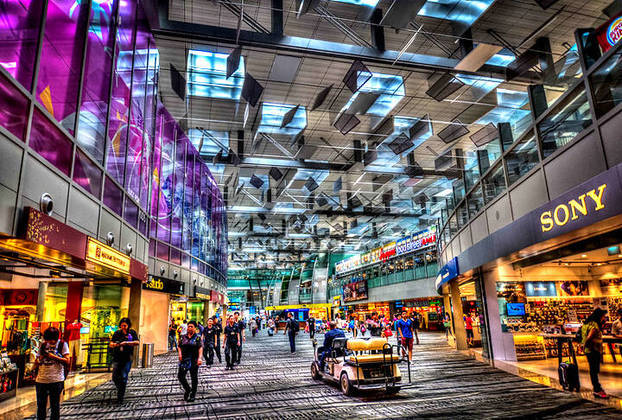 O aeroporto é composto por quatro terminais, que são interligados por um sistema de metrô. Cada terminal tem sua própria identidade e oferece uma variedade de lojas, restaurantes e atrações.