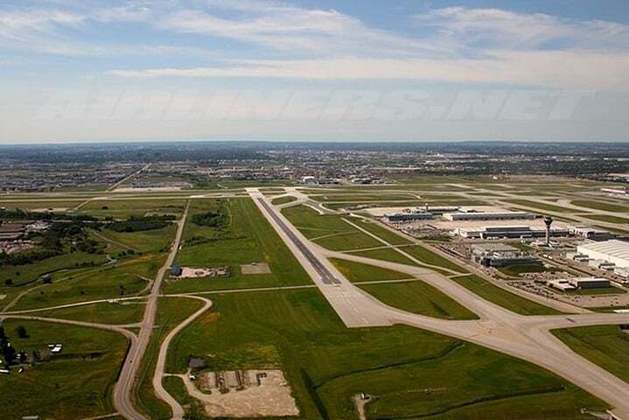 O Aeroporto Internacional Toronto Pearson (YVZ), inaugurado em 1939, é o mais movimentado do país e o 29° no ranking mundial. Em 2004, foram cerca de 28,6 milhões de passageiros.