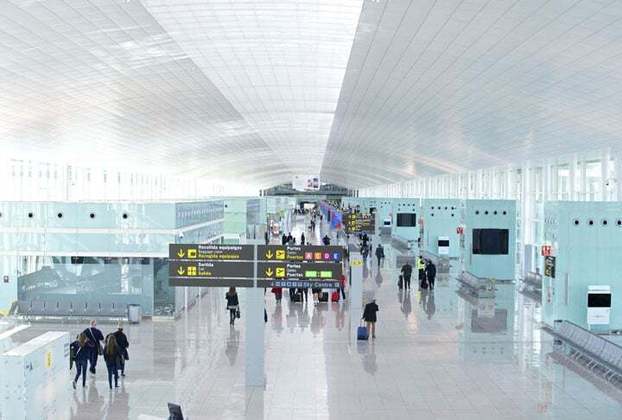 O aeroporto Josep Tarradellas-El Prat atende toda a região da Catalunha, recebendo voos de diversas partes do mundo. Mais de 41 milhões de passageiros  passaram pelo terminal em 2022. 