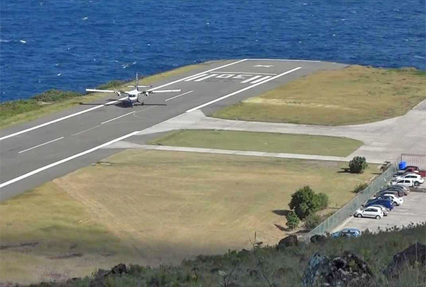 O aeroporto tem pista extremamente curta (400m), cercada por penhascos e pelo mar. Super desafio para qualquer piloto. 