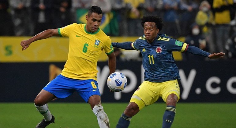 O agravamento da pandemia de Covid-19 na América do Sul fez com que Fifa e Conmebol adiassem os jogos previstos para março pelas Eliminatórias. Com isto, a rotina ficou mais intensa: em dois momentos, as Datas Fifa tiveram três rodadas. As convocações 