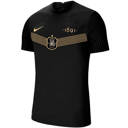O AIK é um dos times mais antigos do mundo e completou 130 anos em 2021. Para comemorar, lançou essa bela camisa preta, com alguns detalhes em dourado, e bem simples. O clube é da cidade de Estocolmo, na Suécia. 
