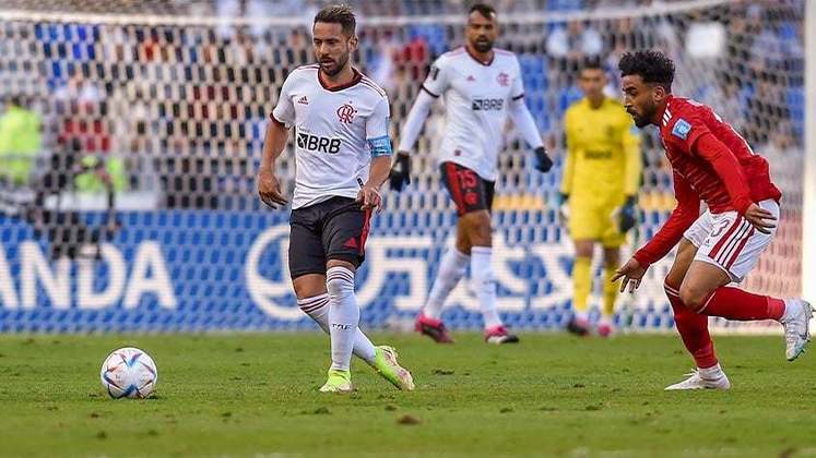 O Al Ahly cresceu na partida, virou o jogo e Everton Ribeiro observa com seriedade uma tentativa de ataque dos egípcios.
