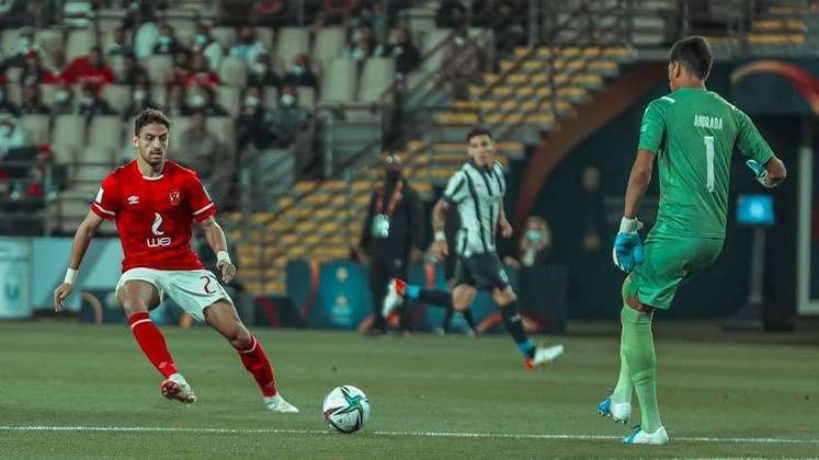 O Al-Ahly defende com linha de cinco, e o Palmeiras precisará furar uma defesa que congestiona o setor
