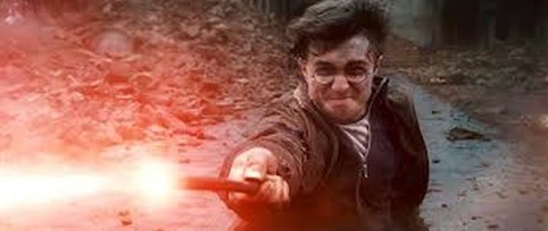 O Alorromora é um dos feitiços mais populares de Harry Potter. Ele abre itens, como portas, janelas e trancas e surge em momentos 