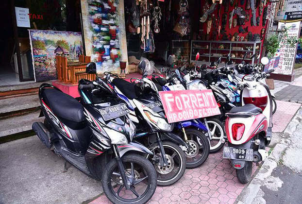 O aluguel de motos em Bali é fácil, barato e muitas vezes irresponsável. Turistas contam que , mesmo sem habilitação e sem conhecerem plenamente o funcionamento da moto , eles conseguem alugar o veículo, recebendo explicações rápidas na hora da locação.