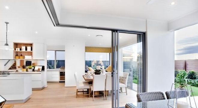 O ambiente interno dessa casa recebeu acabamento com piso laminado