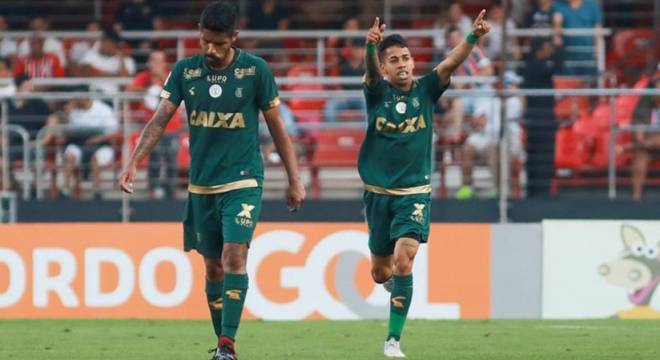 O América-MG empatou em casa com o Corinthians, chegou aos 32 pontos, se manteve na 13º colocação e tem 17% de chances de disputar a segunda divisão no ano que vem.