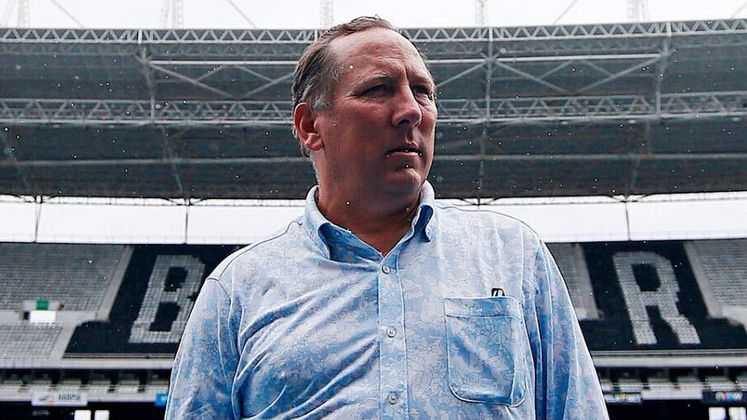 O norte-americano John Textor é dono do Crystal Palace desde 2021. O acionista também é co-proprietário do Botafogo e divide no time inglês ações com Steve Parish, David S. Blitzer e Josh Harris