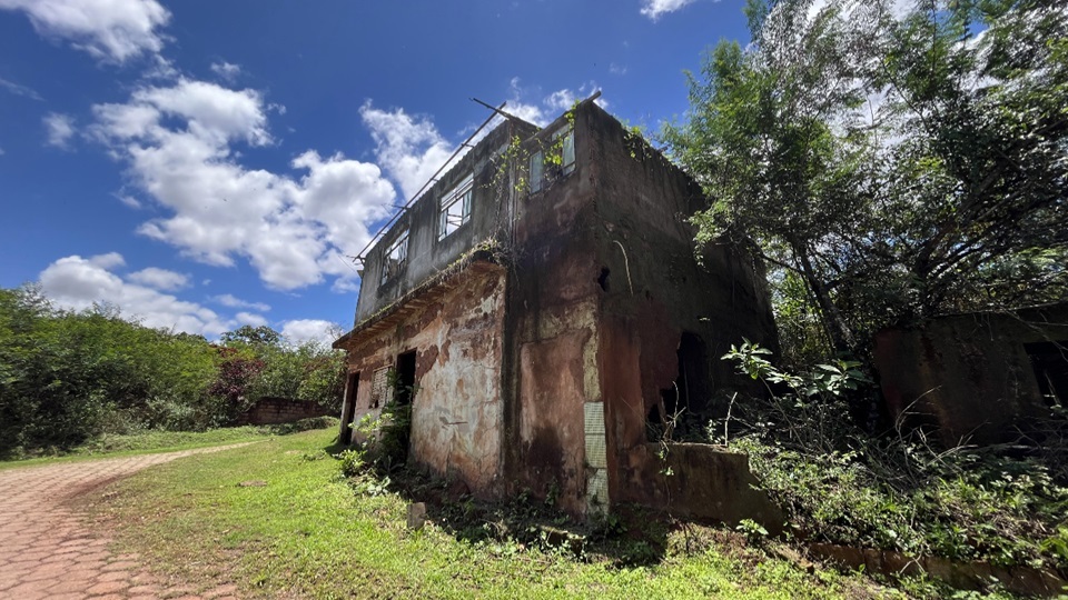 Antigo Bento Rodrigues se tornou comunidade 'fantasma' coberta por mato (Maria Luiza Reis / R7)