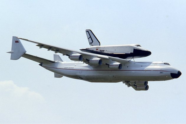 O Antonov 225 foi projetado para transportar cargas muito volumosas e pesadas, não apenas dentro da fuselagem, mas também na parte externa.  Aqui, ele carrega um ônibus espacial. 