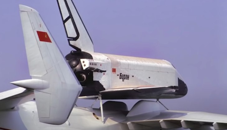 O Antonov voou pela primeira vez em 21/12/1988 . Com o aumento dos investimentos espaciais, havia necessidade de transportar materiais de cerca de 60 metros de comprimento a uma distância de até 2.500 km.