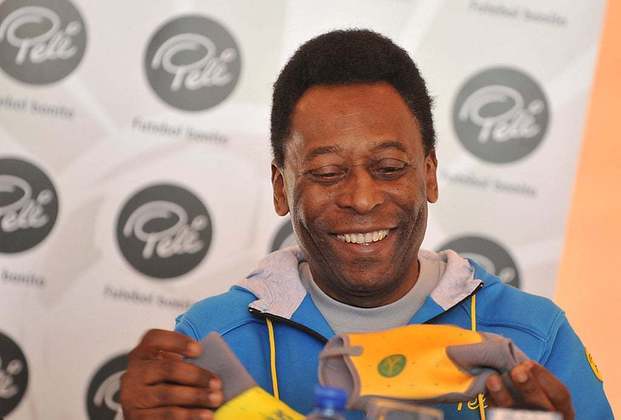 O apelido “Pelé” surgiu na época de escola, por conta da forma como pronunciava o nome do seu jogador favorito, o Bilé, goleiro do Vasco da Gama de São Lourenço.