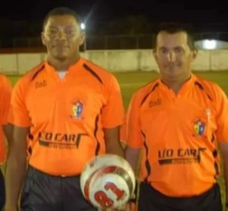 O árbitro Valdinar Rodrigues de Jesus (à esquerda na foto), 49 anos, morreu neste sábado (12/3), atingido por um raio quando apitava uma partida de futebol na zona rural de Capitão de Campos, no Piauí. O jogo valia pela Copa Jatobá e chovia muito forte. 