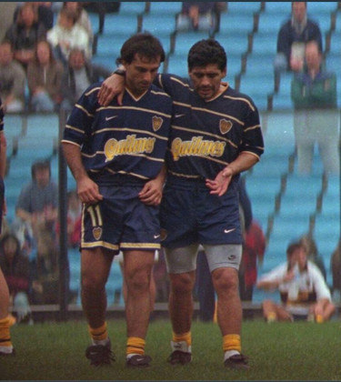 O argentino Diego Latorre despontou para o futebol argentino em 1987, com a camisa do Boca Juniors, quando tinha apenas 17 anos. Tratado como “Novo Maradona”, chegou à seleção da Argentina e venceu a Copa América de 1991. No entanto, nunca mais teve momentos de destaque e passou longe de chegar aos pés do craque. 
