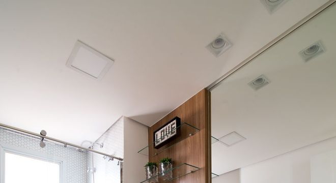 O armário de banheiro planejado pode ser combinado com prateleiras e nichos