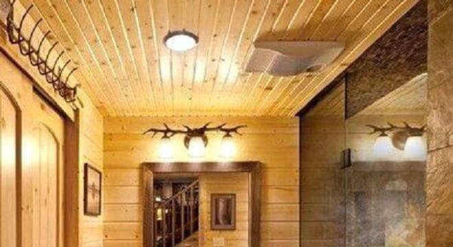 O armário de madeira para banheiro auxilia na organização