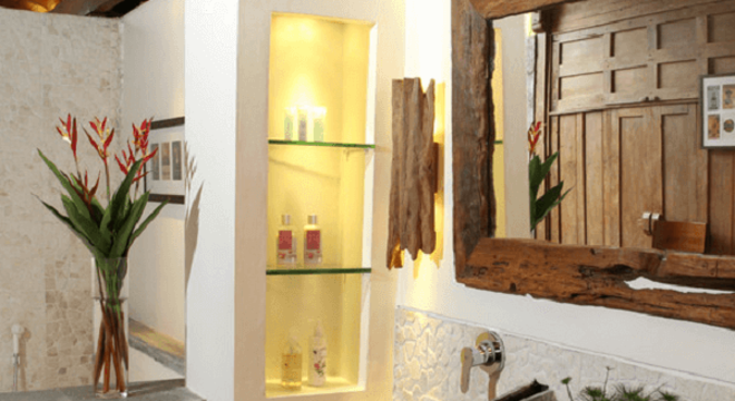 O armário de madeira para banheiro conta com suporte para toalhas de mão