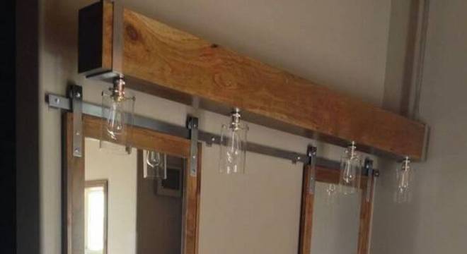 O armário de madeira para banheiro recebeu um acabamento especial com lampadas embutidas