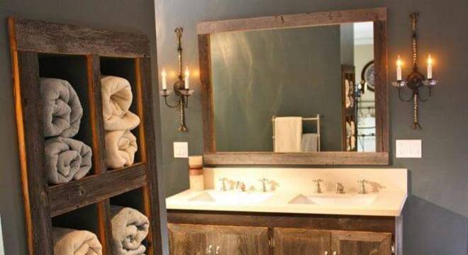 O armário de madeira para banheiro se assemelha a moldura do espelho