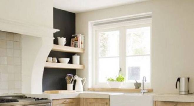 O armário de madeira para cozinha foi feito com marcenaria clara