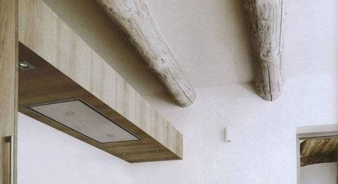 O armário de madeira se mistura com o acabamento do teto