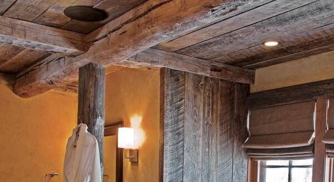 O armário de madeira traz aconchego para o momento do banho