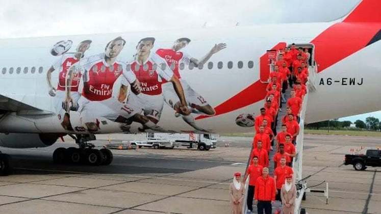 O Arsenal tem como patrocinador máster a companhia aérea Emirates. A empresa, inclusive, dá nome ao estádio dos Gunners, em Londres. Dessa forma, o clube já foi homenageado em aeronaves.