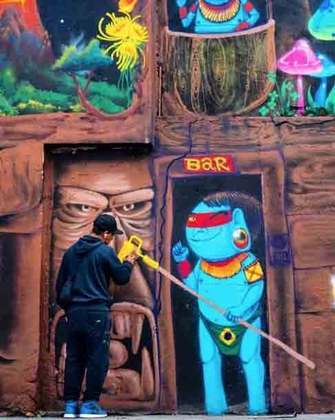 O artista visual Fabio de Oliveira Parnaiba, mais conhecido como Cranio, criou um personagem que virou sua marca registrada no grafite: os índios azuis. 