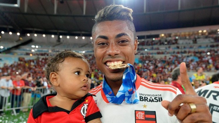 O atacante Bruno Henrique comemorando o título do Carioca em 2019