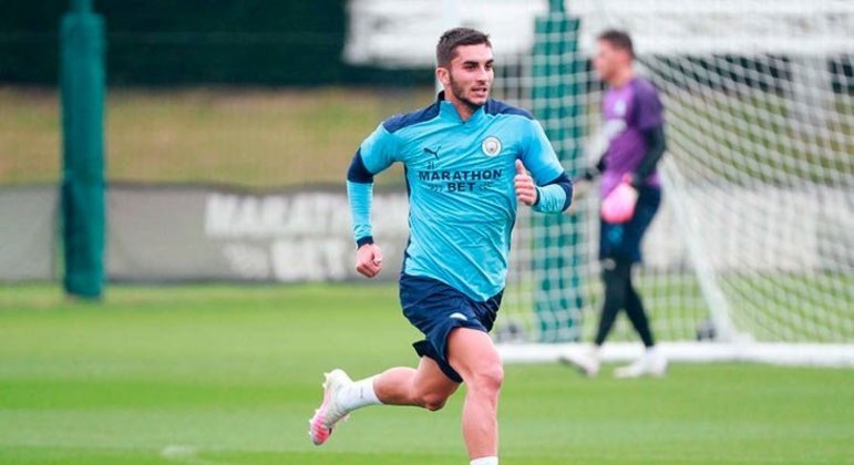 O atacante espanhol Ferrán Torres deve deixar o Manchester City nesta janela. Segundo a imprensa espanhola, o jogador está passando por exames médicos na Catalunha na manhã desta segunda-feira e pode ser anunciado pelo Barcelona nas próximas horas.