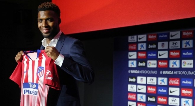 O atacante francês Thomas Lemar foi apresentado oficialmente pelo Atlético de Madrid. No auditório do estádio Wanda Metropolitano, o francês se disse feliz com sua decisão, co