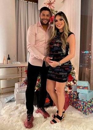 O atacante Hulk, artiheiro do Brasileirão 2021, festejou o Natal ao lado da mulher Camila Ângelo, que está grávida.  O casal vive a expectativa de um 2022 especial com a chegada do bebê. Feliz, o craque mandou a mensagem: 