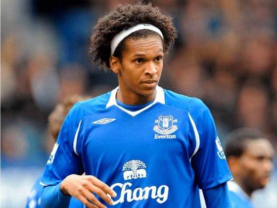 O atacante Jô, na época que jogava pelo Everton, foi punido com suspensão após viajar para o Brasil sem autorização do clube. 