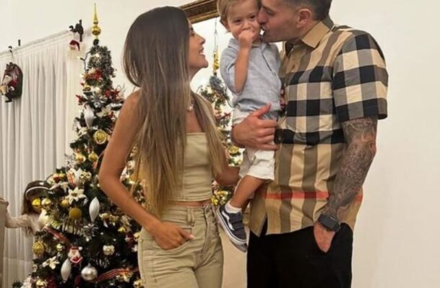O atacante Vegetti, goleador do Vasco, ficou diante da árvore de Natal com a família e deu um beijo no filho para dizer:  