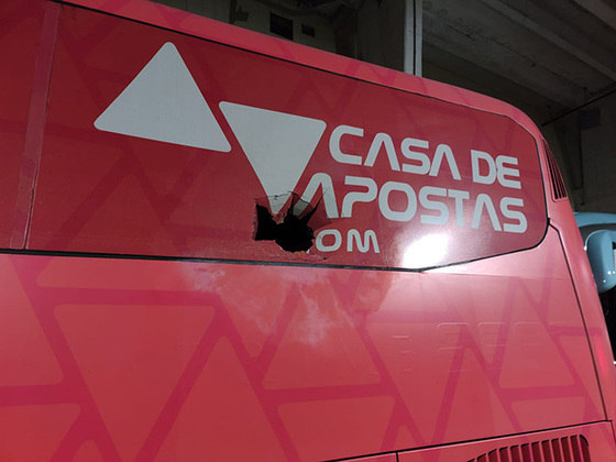O ataque aconteceu por volta das 20h, nos arredores do Estádio Fonte Nova, onde o Bahia enfrentaria o Sampaio Corrêa às 21h30. Perto de entrar no local, o ônibus foi atingido por um artefato explosivo. 