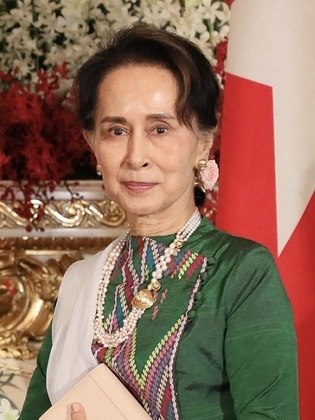 O ataque veio após a líder eleita democraticamente, Aung San Suu Kyi, ser deposta por um grupo militar. Posteriormente, ela ainda foi sentenciada a 33 anos de prisão em julgamentos secretos.