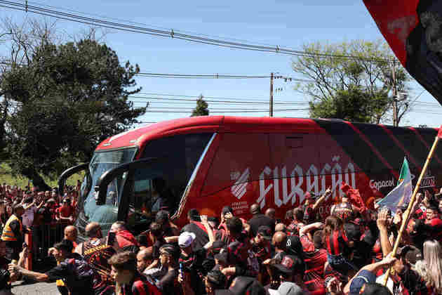 O Athletico-PR está a caminho de Guayaquil, no Equador, sede da final da Libertadores 2022. A decisão acontece no próximo sábado (29), e o Furacão enfrenta o Flamengo. Veja as fotos da festa da torcida athleticana na chegada do ônibus da equipe ao aeroporto!