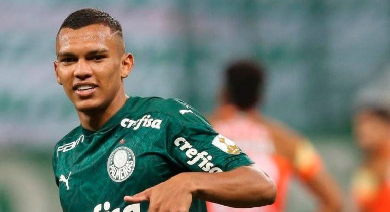 O atleta de 19 anos vale 25,6 milhões de euros (R$ 166,4 milhões) e possui contrato com o Palmeiras até setembro de 2025