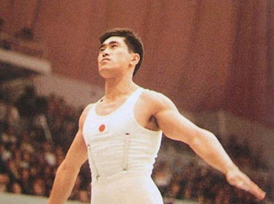 O atleta japonês que conquistou mais medalhas na história dos Jogos Olímpicos foi Takashi Ono. O ginasta subiu 13 vezes ao pódio, sendo em que cinco ficou com a medalha de ouro