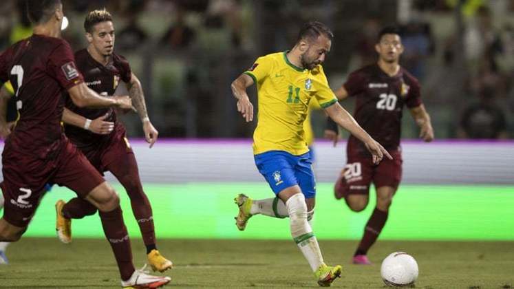O atleta sofreu uma lesão em jogo pela Champions League, no duelo contra o Istanbul Basakhesir. Com isso, o camisa 10 perdeu os jogos do Brasil contra Venezuela e Uruguai.