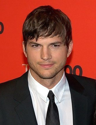 O ator americano Ashton Kutcher, 43 anos, já se declarou fã da hipnose. Ele afirma que o tratamento sempre o ajudou a se concentrar na memorização dos textos e na gravação das cenas.