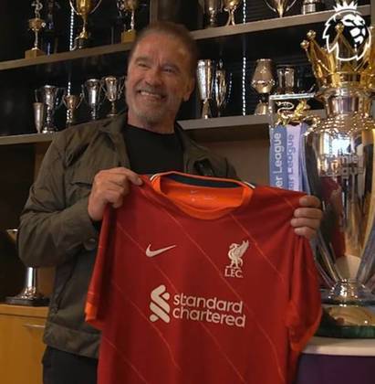 O ator austríaco, naturalizado americano, Arnold Schwarzenegger fez 75 anos em 30/7 e ganhou um presentão: o Liverpool, seu time de coração, foi campeão da Super Copa da Inglaterra. 