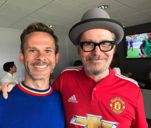  O ator britânico, nascido na Alemanha, Dominic Monaghan (o Merry de “Senhor dos Anéis” ), 45 anos, também torce pelo Manchester United e já viu jogo com Gary Oldman (ambos na foto) .