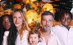 O ator Bruno Gagliasso comemorou o Natal com a mulher Giovanna Ewbank e os filhos.  A família desejou amor e saúde a todos. 