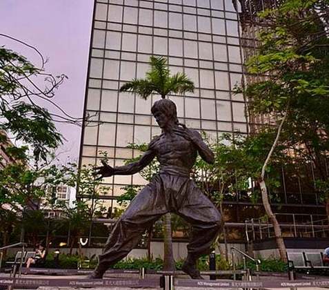 O ator e artista marcial Bruce Lee tem também uma estátua em Hong Kong, onde morreu em 1973.